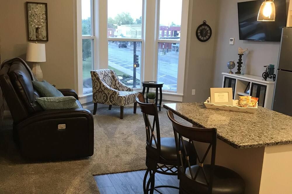 Experience the Lofts-Wheeler suite - Iola - Living room