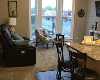 Experience the Lofts-Wheeler suite - Iola - Living room