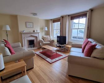 Spacious self-catered accommodation in the heart of St Davids. - Haverfordwest - Living room