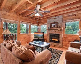 Enjoy amazing views from the Brand New Hot Tub - Pigeon Forge - Wohnzimmer