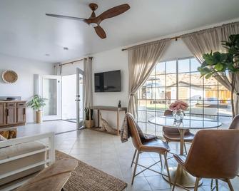Starlit Nights Getaway w/ Soaking Tub - Desert Hot Springs - Dining room