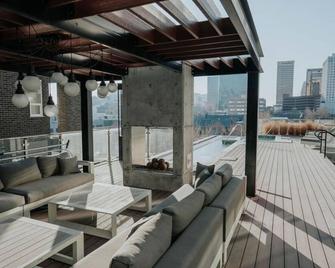 Walking distance to downtown City View Pool Many restaurants nearby and close to ski resorts - Salt Lake City - Balcony