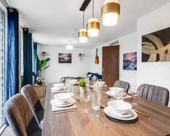 Majestic Gem - Pool Table - Coop - Etihad - Parking - Manchester - Spisestue