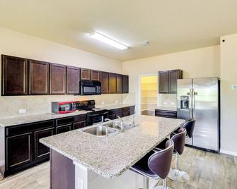 Less Than 20 Mi to Dtwn Austin Home in Quiet Neighborhood - Manor - Kitchen