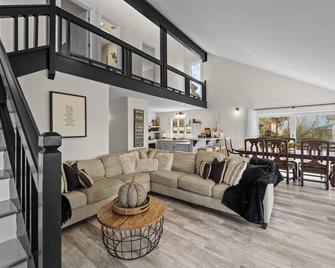 Semi-Soundfront On Bay Drive - Whole Home, Large Yard And Decks! - Kill Devil Hills - Living room