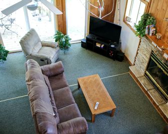 Lakefront Cabin Rental with a Paddle Boat near Wisconsin Dells, Wisconsin - Tomah - Living room