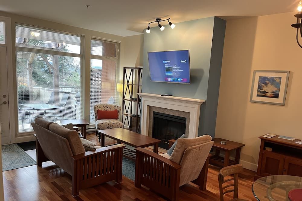 Luxurious two bedroom condo with private patio and ocean view. - Vesuvius - غرفة معيشة