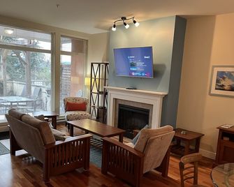 Luxurious two bedroom condo with private patio and ocean view. - Vesuvius - غرفة معيشة