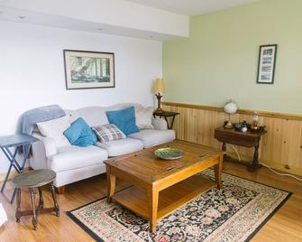 C1 Lakefront Cottage - Nature Getaway in Peaceful Northern Ontario - Cobalt - Living room