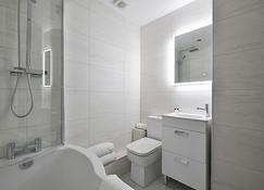 The Huntington - Donnini Apartments - Ayr - Bathroom