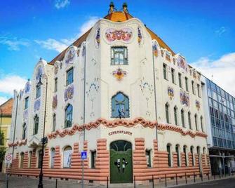 Lovely apartment in downtown with free parking - Kecskemét - Gebäude