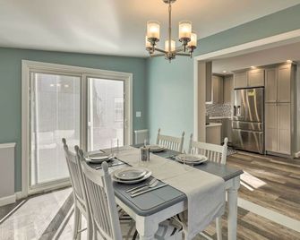Pet-Friendly Revere Getaway, Steps From - Revere - Dining room