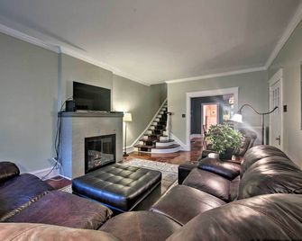 2 Mi to Reading Pagoda Spacious Home with Deck! - Reading - Sala de estar