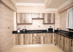 Executive One Bedroom Furnished Apartment in Accra - Accra - Kitchen