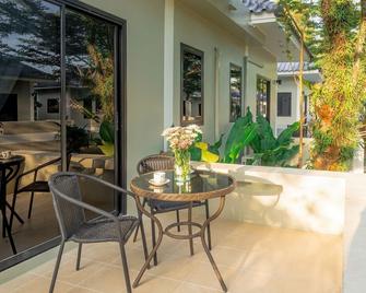 Isara Nai Yang Resort - Sakhu - פטיו