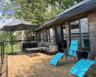 Legacy House - waterfront on Bay of Quinte with spectacular sunsets - Napanee - Patio