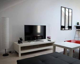 Very nice apartment F2, wifi available. - Vincey - Sala de estar
