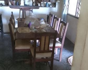 cozy apartment in the heart of seychelles 10 mins from beach - Victoria - Comedor