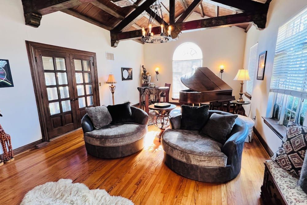 Historic Spanish Home, minutes from Everything! - Ada - Huiskamer