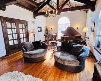 Historic Spanish Home, minutes from Everything! - Ada - Wohnzimmer