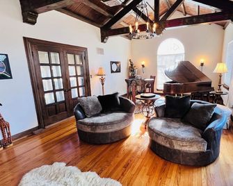 Historic Spanish Home, minutes from Everything! - Ada - Huiskamer