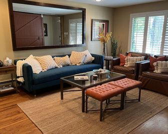 Gorgeous Ranch In The Heart Of Denver! Hot Tub! Great Big Private Patio! - Denver - Sala de estar