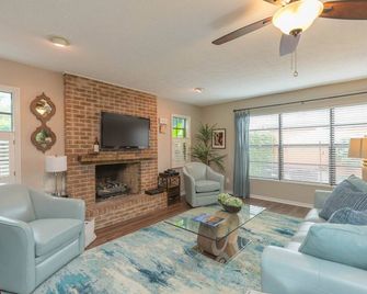 Private and Cozy w/hot tub, only a few blocks from Hyde Park Village - Tampa - Living room