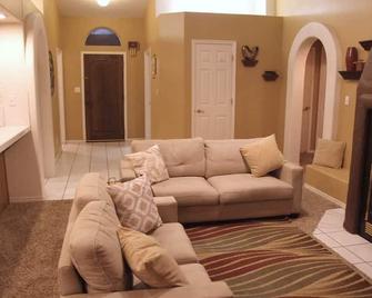 Exceptional Location & View in Kanab UTAH, 2/3 acs, Vermillion Cliff backyard! - Kanab - Salon