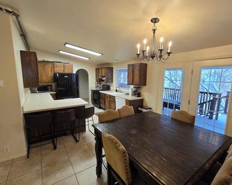 1 Block From Main St & Hot Pools! Pool Table! Spacious 6 Bedroom Home - Lava Hot Springs - Essbereich