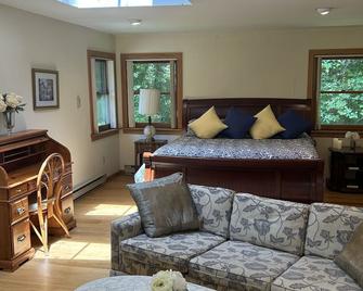 Rhinebeck Romantic Retreat! Private Guest House, Sky Lights, Spacious. - Staatsburg - Living room