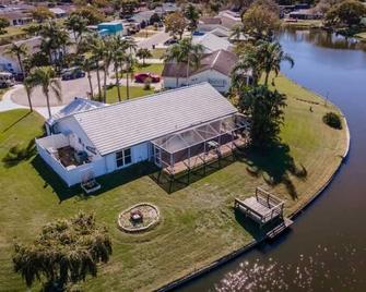 Near Clearwater And Tarpon Spring With Water View - Holiday - Building