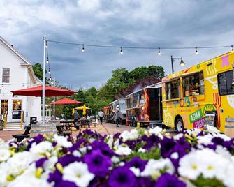 Queen Ste at Public House, food trucks & craft beer on site, walk to UNH & town - Durham
