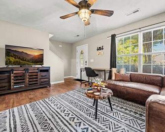 Comfortable Stay Private Hot tub W Arcade - Sevierville