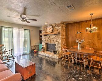 Wimberley Retreat with Grill Less Than 2 Mi to Jacobs Well! - Wimberley - Вітальня