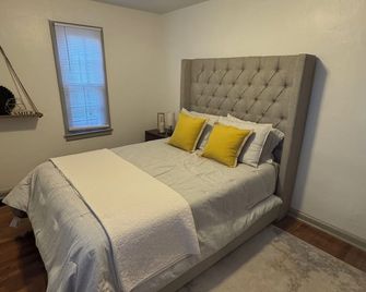 Charming 3BR/1BA home in West Lafayette close to Purdue University - West Lafayette - Bedroom