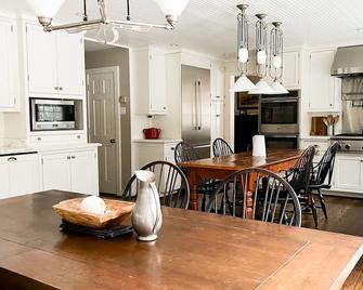 Secluded Cottage Rental with a Heated Pool in Red Hook for Family Getaways in New York State - Red Hook - Comedor