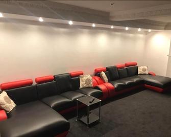 OYO Ormsby Townhouse - Middlesbrough - Lounge