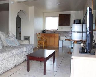Starlite Motel - Mesa - Living room