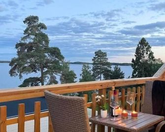 Private Lakefront Estate with Two Villas and Hot Tub - Sztokholm - Balkon