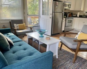 Cottage with bonus living area in N. Truro, on the beautiful Outer Cape - Truro - Living room