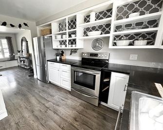 Charming home on a quiet street - Neenah - Кухня