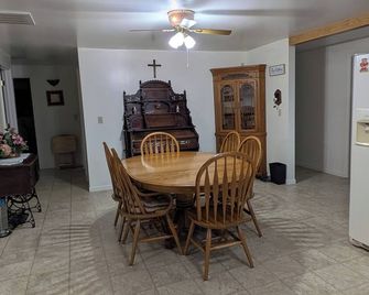 Peace of Heaven: 3-bedroom house in peaceful Hillman with AC - Hillman - Comedor