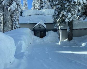 get ready for LOTS of snow!! Cozy cabin- private sled hill, close ski resorts - Soda Springs - Building