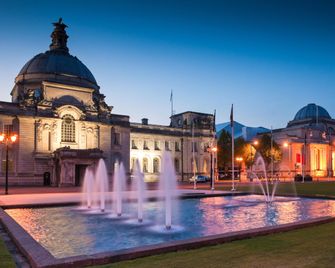 Holiday Inn Cardiff City Centre By IHG - Cardiff - Building