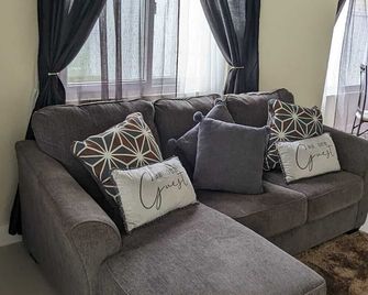 Ellison's Place! Modern Beach Villa Pool, Wifi - Lucea - Living room