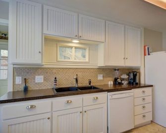 Cute, Cozy & Comfortable Cottage Conveniently Located In The Heart Of Town. - Oak Harbor - Küche