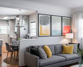 Entire Boutique Home Kutzky Park Walk to Mayo - Rochester - Living room
