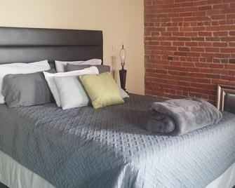 Great studio downtown, close to everything! - Kansas City - Bedroom