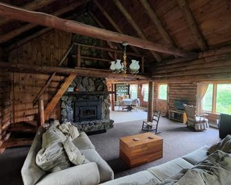 Log Cabin in the White Mountains of New Hampshire - Thornton - Sala de estar