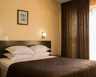 Hotel Yanis - Lozenets - Schlafzimmer